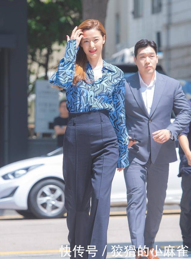 全智贤太拼了, 为了显腿长被勒出“三角区”, 网友: 不难受吗?