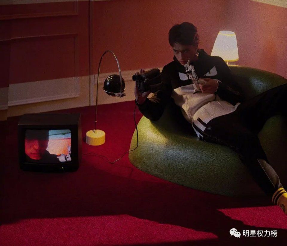 易烊千玺时尚画报优雅浪漫 杨幂演绎复古穿搭时髦爆表 许魏洲杂志