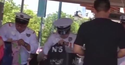 上海迪士尼游客仍不可自带食品 园区：未收变更通知 需人工翻包