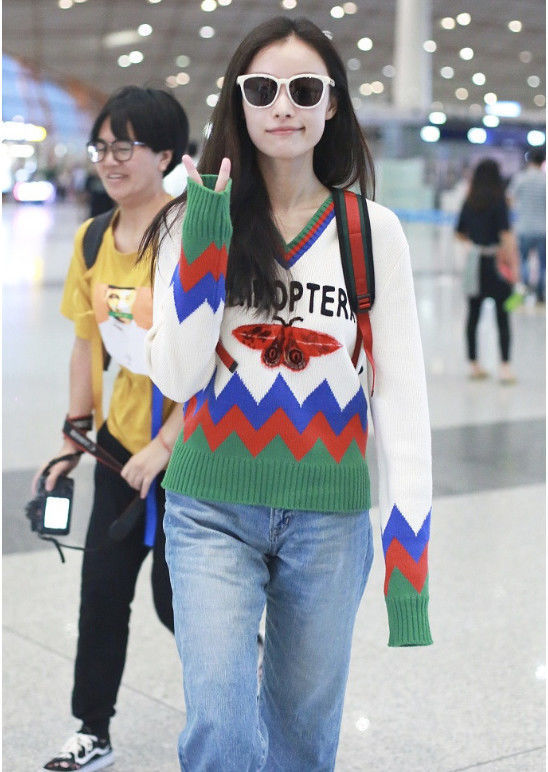 倪妮还是那么会玩，穿件睡衣就出门，网友：只有她敢这样穿