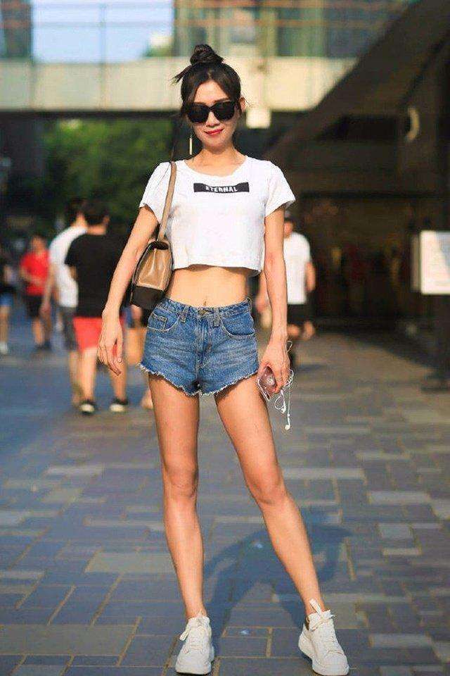 街拍: 时尚性感的短裤美女, 颜值超高着实好看!