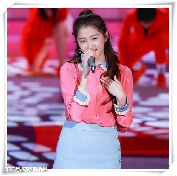 49岁许晴和20岁关晓彤同穿娃娃领上衣，网友:气场差距尴尬了