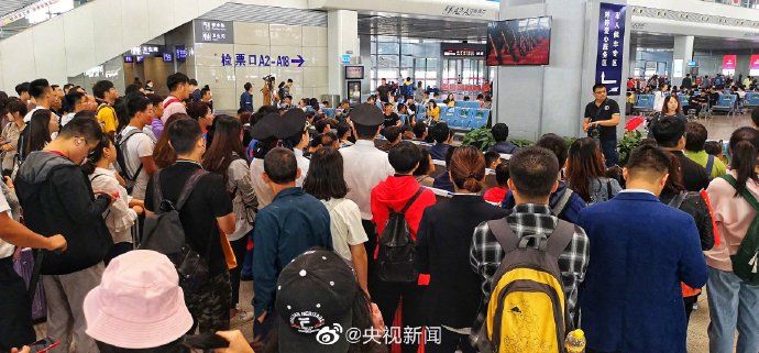  盛世中华@今天机场火车站人山人海看阅兵 这里面有你吗？