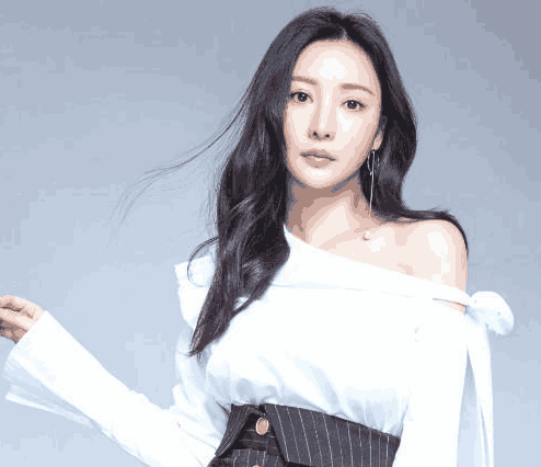 她在台上掉出避孕套引热议, 有损性感女神形象, 搭配美上天!