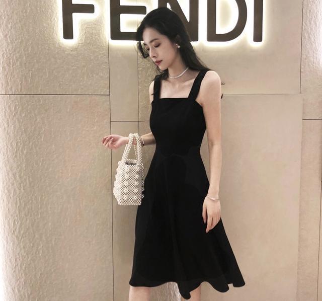 小黑裙随意一款，轻奢聚会的必然吸睛，美而不俗才是经典!
