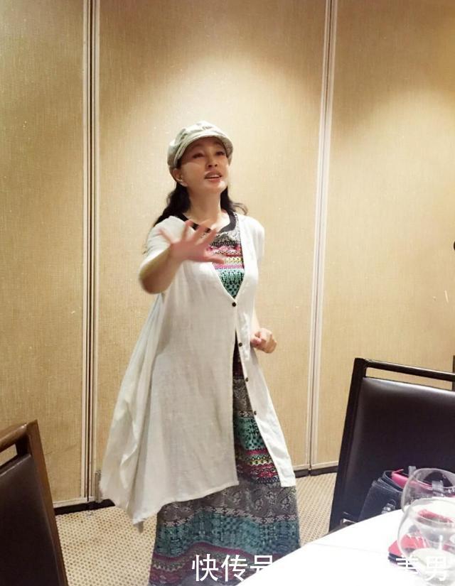 刘晓庆不服老！63穿23衣服，网友：奶奶别装了，脸都成石膏了