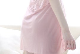 越来越多女人洗完澡就穿带胸垫睡衣，穿脱特方便!出门见客不尴尬