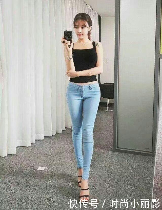 小姐姐身穿修身包臀裙，秀出白皙美腿,展露女性迷人魅力！!