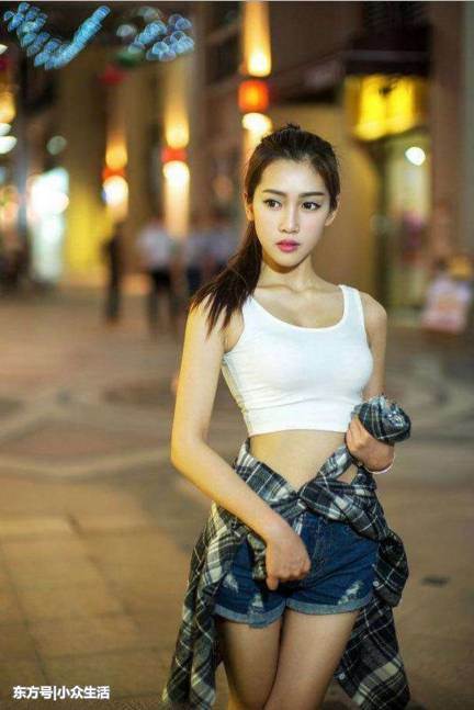 街拍：耐看的小姐姐，图1妹子白色小背心凸显女人的知性甜美