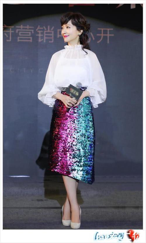 赵雅芝的短裙也太闪了，网友：晃得我头晕!