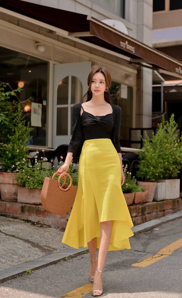 路人街拍，小姐姐时尚的穿搭妩媚动人，非常的大方显身材