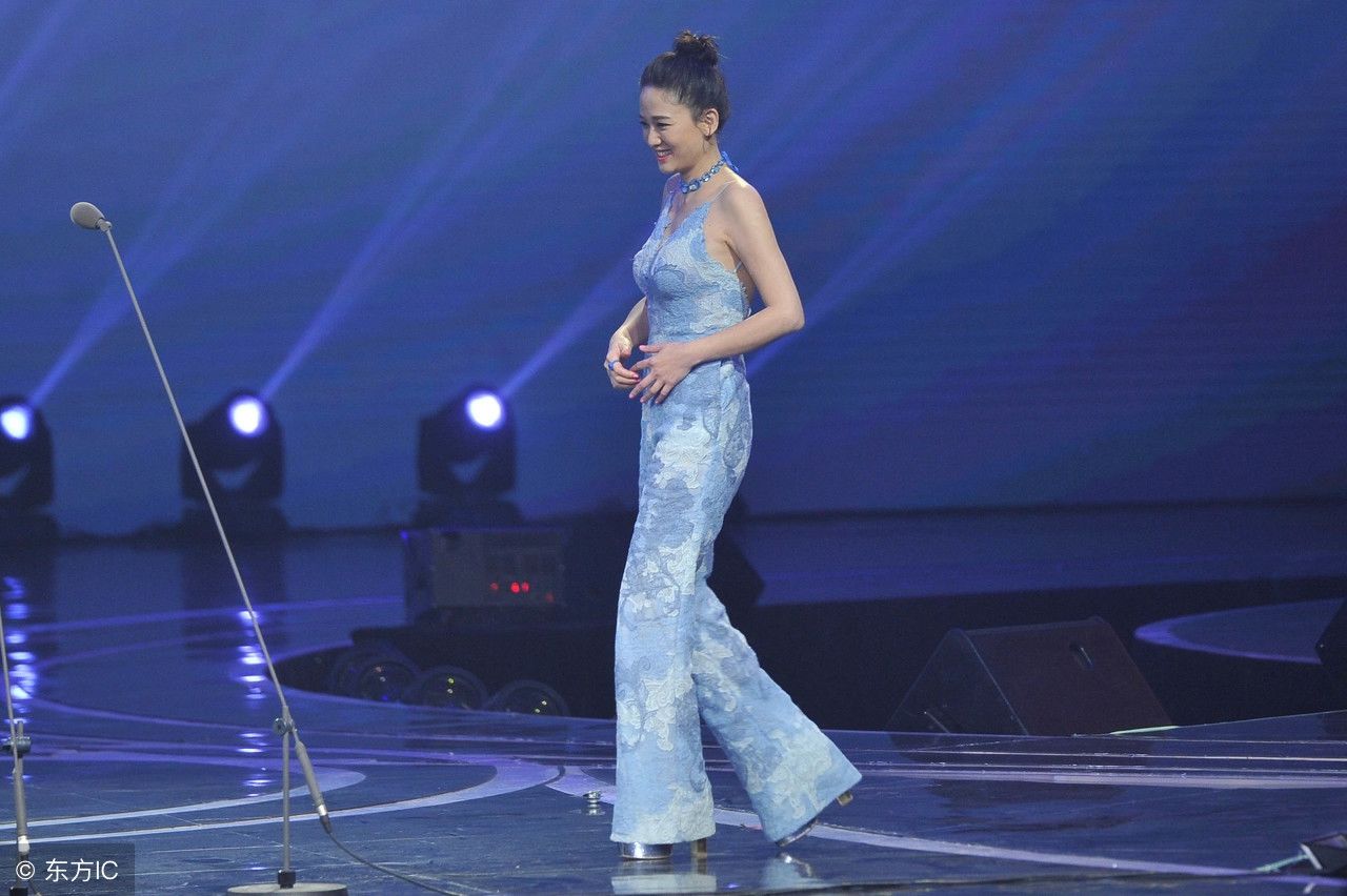 陈乔恩穿连体裤亮相，不仅不土还穿出国际范，果然腿长就是了不起