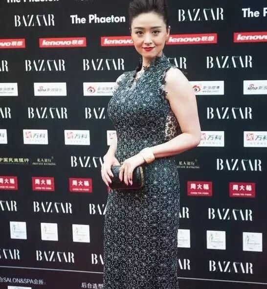 蒋欣走红毯，紧身连衣裙身材走型，网友：发型太雷人！