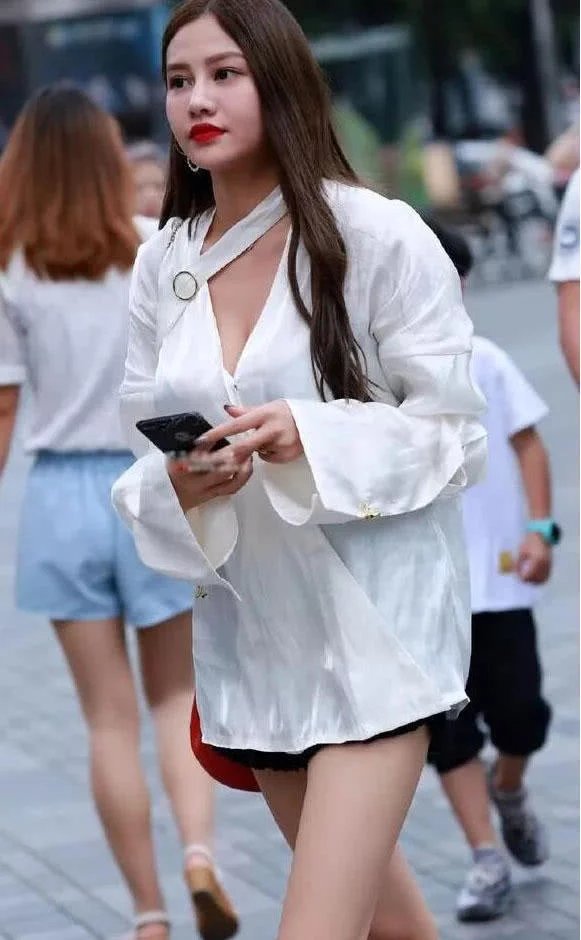 性感小姐姐深V时尚长袖，显丰满上围，超短热裤大秀美腿