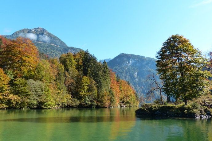 阿尔卑斯山中藏有一湖，如果说这里晴天像天堂，那阴天就像仙境