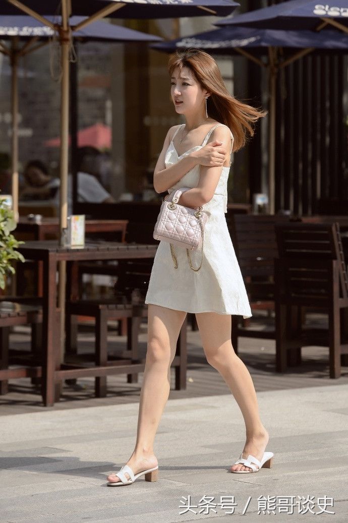 成都街拍,粉色圆点连衣裙搭配一字高跟鞋,女人味十足!