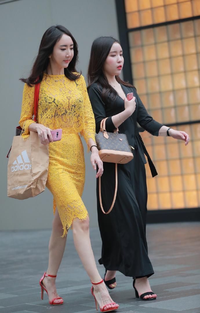 镂空的衣服透气最好，小姐姐夏天必备的款式