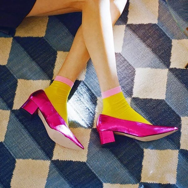 穿着相同鞋子 只有袜子能代表你的个性了