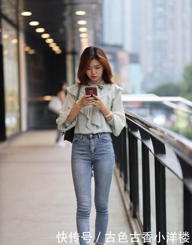  『个性』修身牛仔裤让造型更靓丽，靓丽青春个性风采，让人过目不忘！