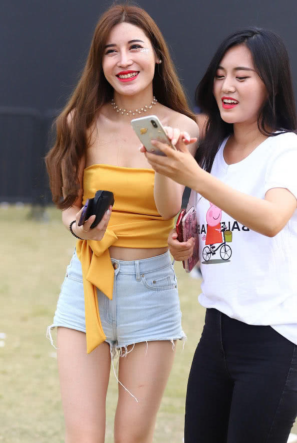 熟女少妇穿黄色裹胸搭配热裤展示丰腴身材