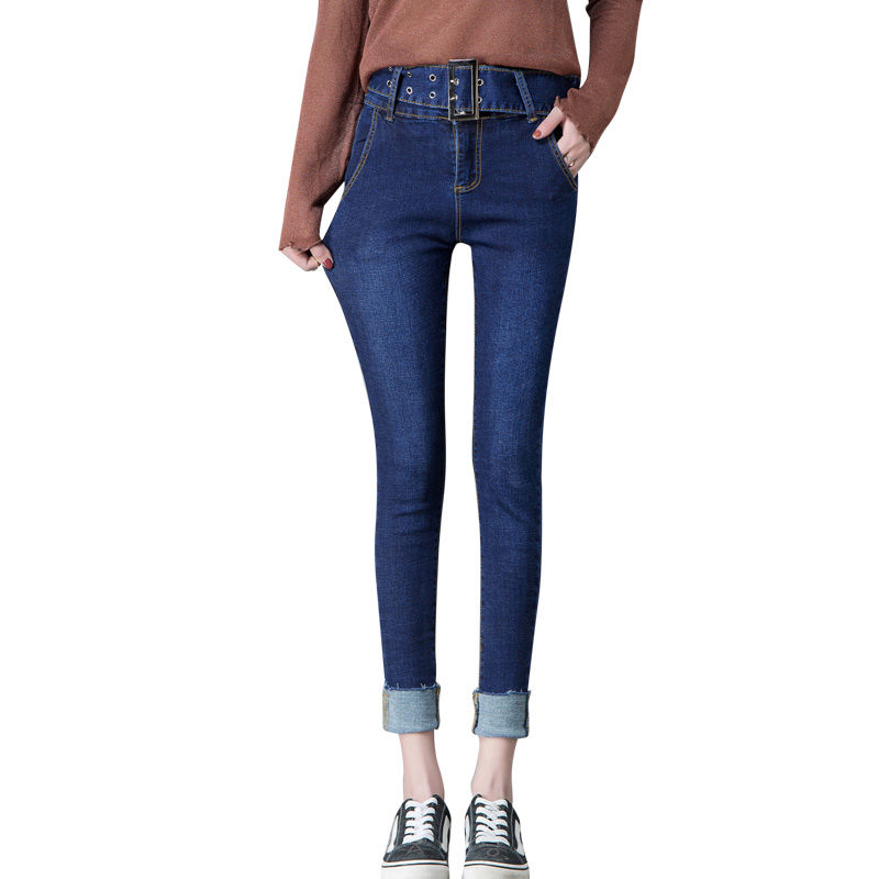 女人再漂亮，早秋也不要穿裙子了，这休闲的牛仔裤，青春有活力