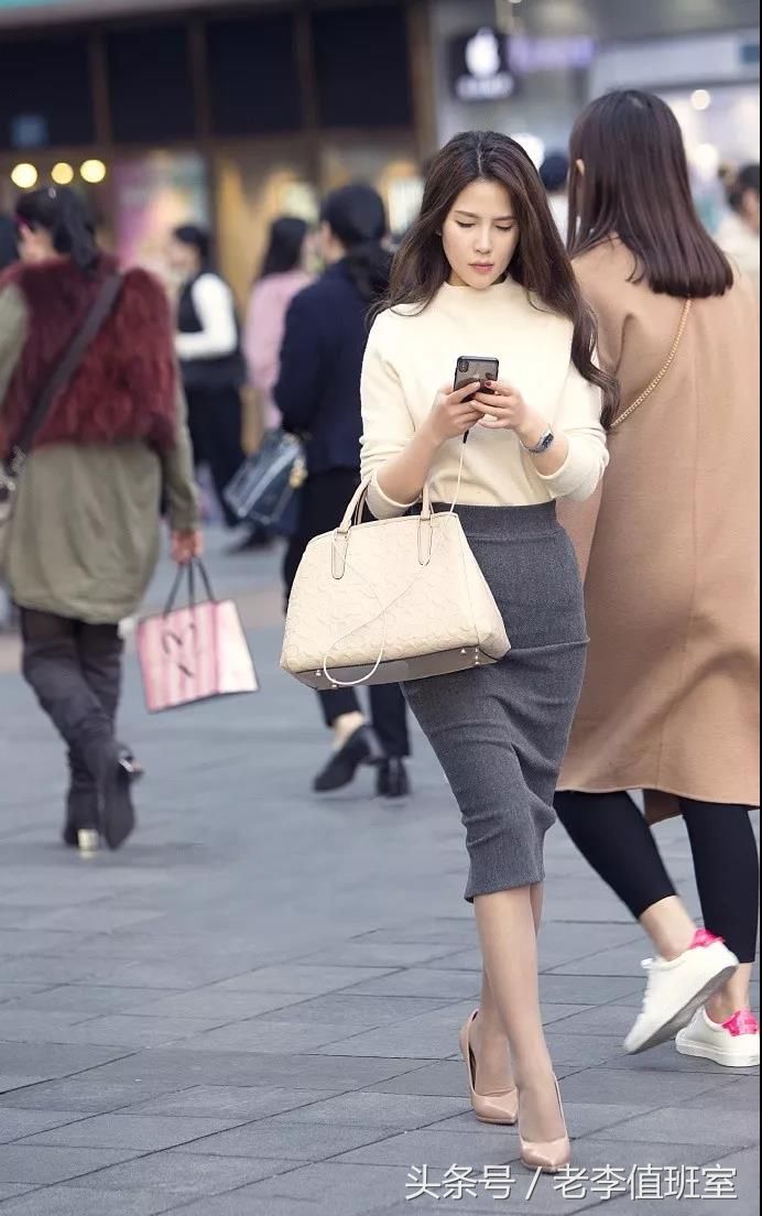 街拍:美丽漂亮的姐姐走来性感迷人令人喜爱