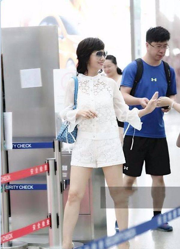 赵雅芝赶潮流玩下衣失踪，还踩10厘米细高跟出门，太拼了