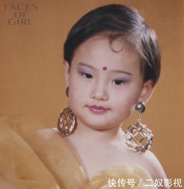 额头：婴儿肥不耽误穿贵妇装，额头一缕刘海太有戏，郑爽晒童年照认不出