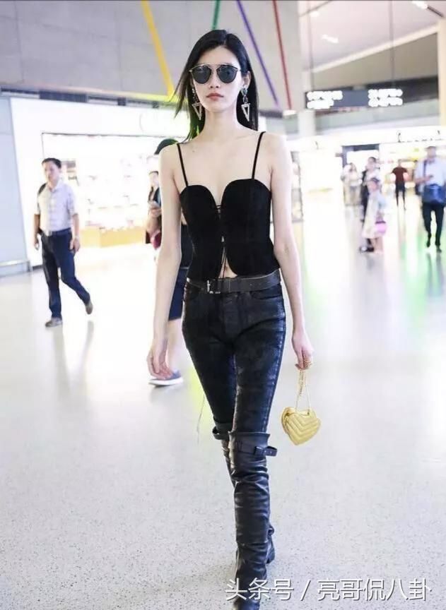 最近流行内衣秀？吴宣仪机场大胆露内衣，奚梦瑶直接穿出门