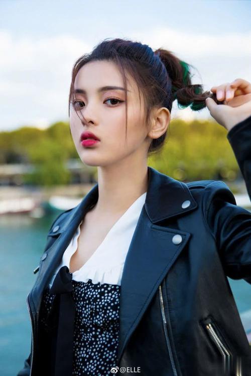 杨超越穿皮衣短裙梳马尾辫 甜中带酷颜值在线