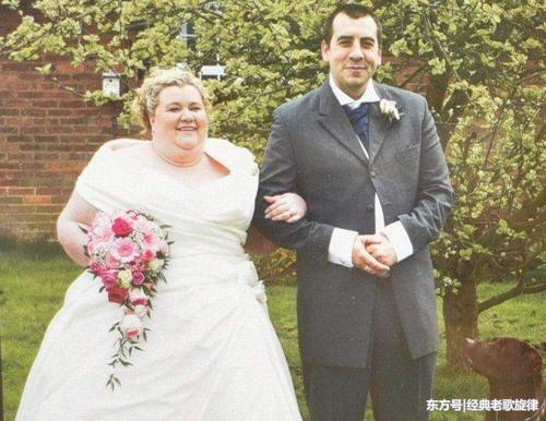 英国胖妞体重305斤,因太胖被人嘲笑,怒减180斤,变成美女