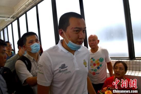 香港机场受伤记者出院