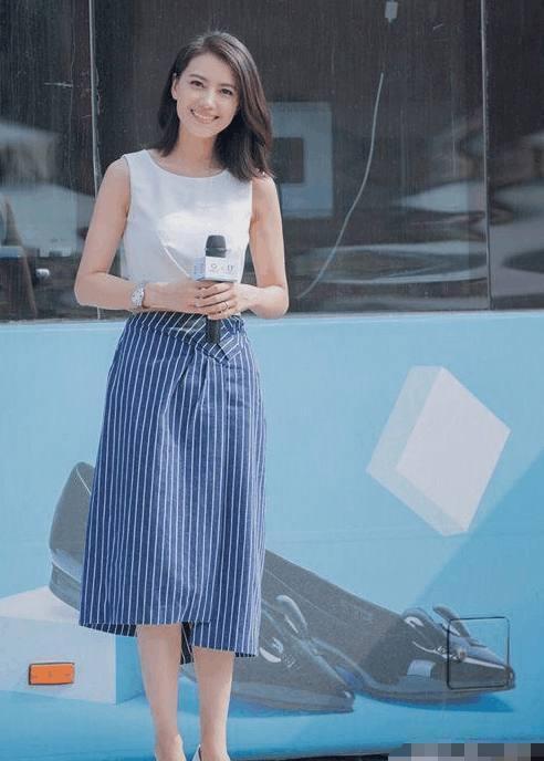 久未露面的高圆圆穿一字肩开叉裙现身，不小心穿成一字肩最美的