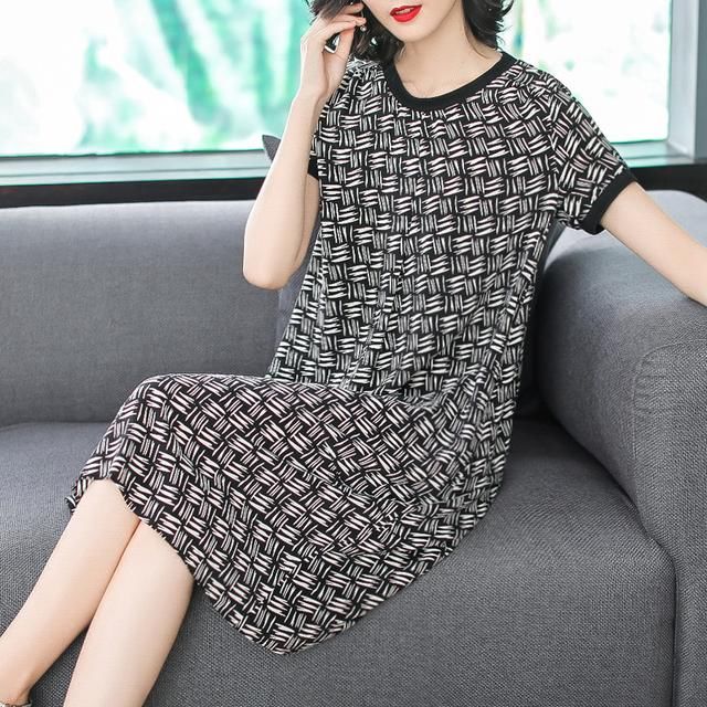 婆婆42岁!竟比女儿还嫩美，全靠穿这“一步裙”，嫩成21岁美少女