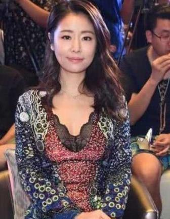 林心如穿深V优雅亮相,肚子三层赘肉实力抢镜,网友:还是不生孩