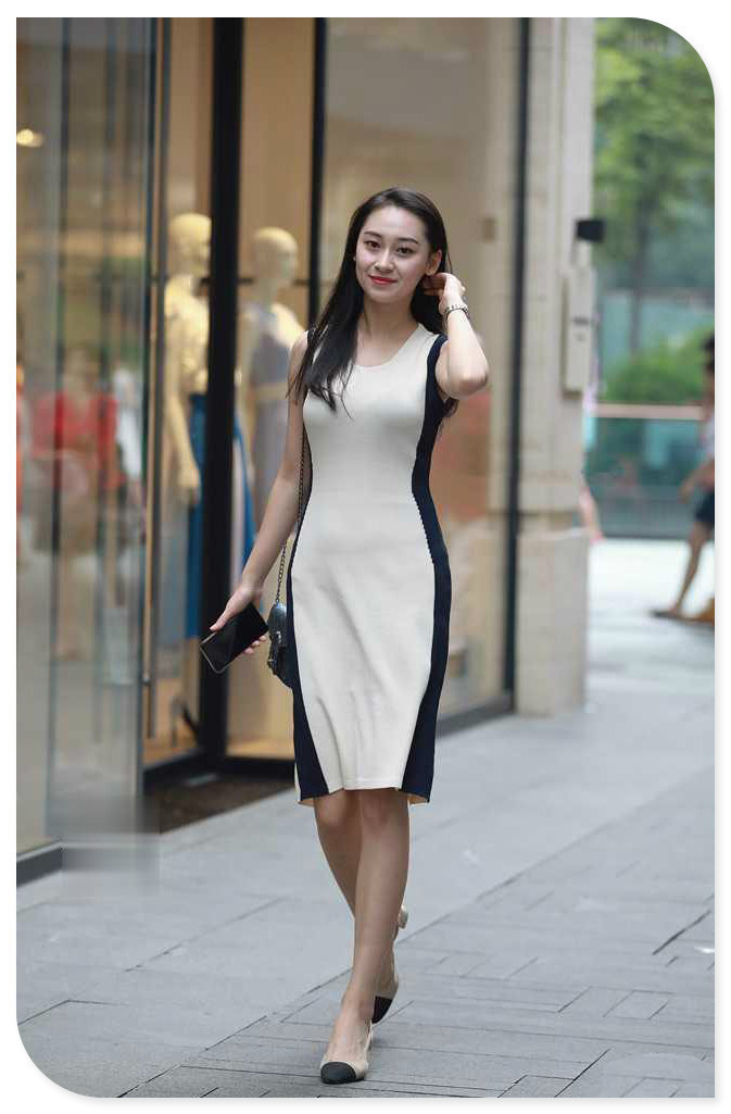 OL@妹子撩动头发的举动, 淑女又很漂亮吧? 关键是这OL裙十分耐看!