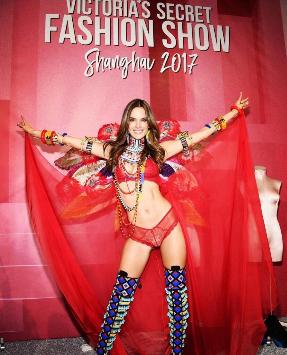 37岁却像20岁一样迷人，这位维密天使性感到爆炸！