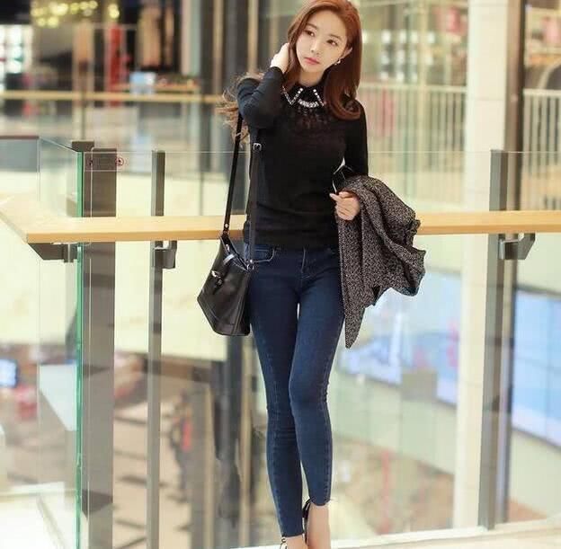 时尚穿搭紧身牛仔裤因其很好的修饰腿型作用，带来气场和优雅美感