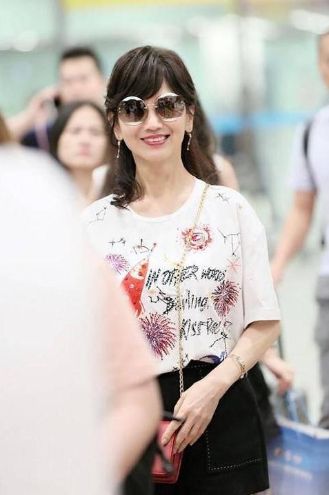 当赵雅芝和奚梦瑶同穿短裤，网友：原来气质在身材面前竟不堪一击