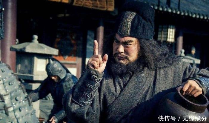  [下马]张飞一矛将许褚刺下马，勉强活下来的许褚，后来还敢狂妄吗