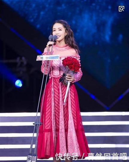 李沁真敢穿, 鞋跟细成“一根针”只用一条带子固定, 太惊艳了