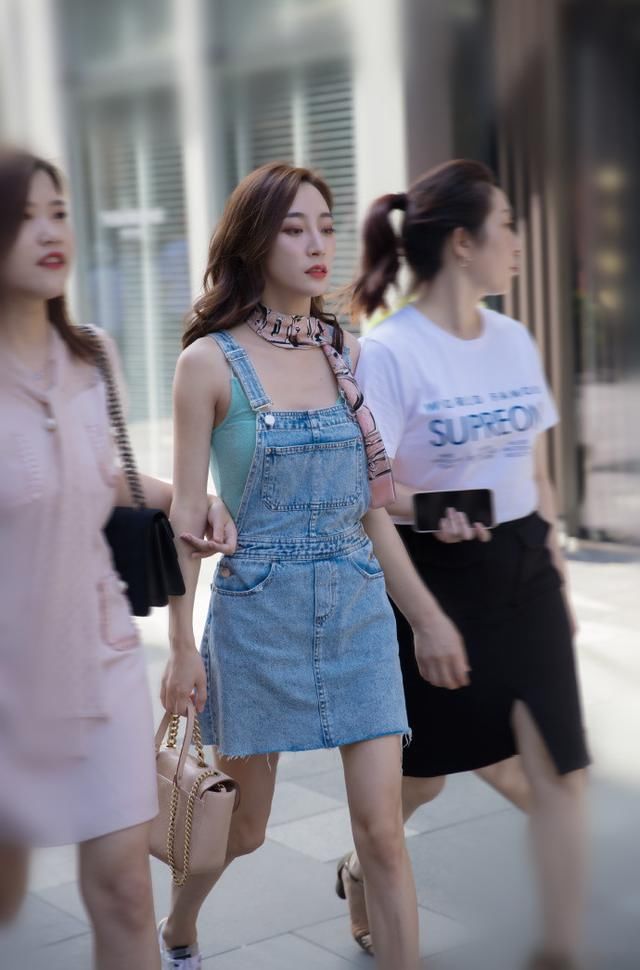 路人街拍，一个人的气质与穿衣搭配息息相关!