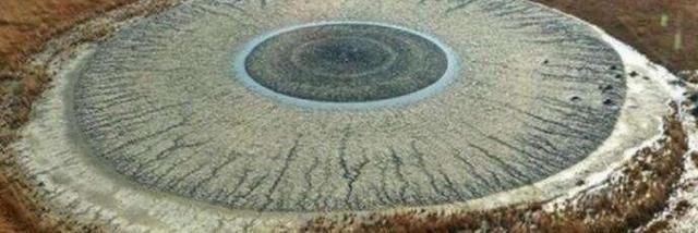 男子野外游玩，发现一只巨大的眼睛,引人们纷纷围观