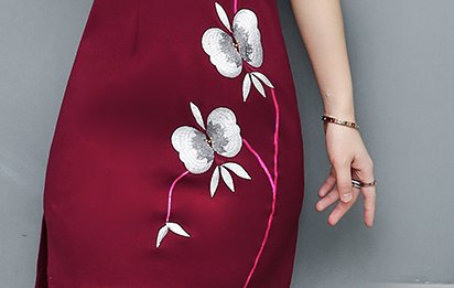 真稀奇!从不穿连衣裙的老婆，突然换上旗袍，娇俏迷人不像48岁