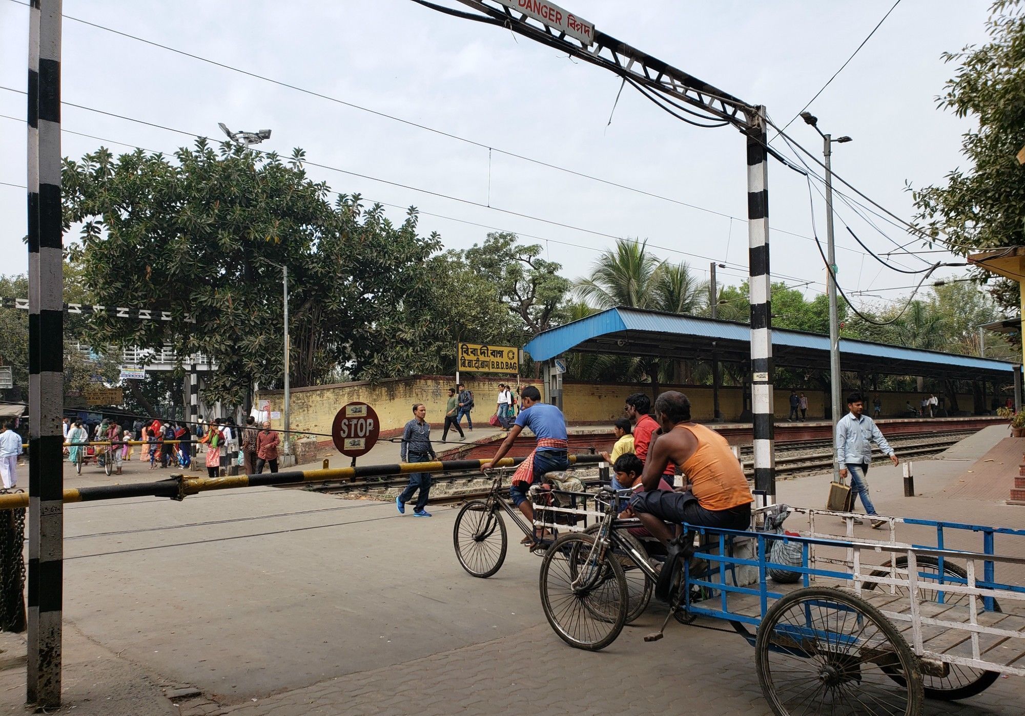 实拍印度第3大城市的街景，曾为英属印度首都，不如国内5线城市
