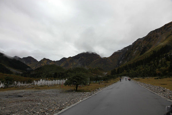 自驾霸道穿越丙察察闯西藏，悬崖边上走一遭，遭遇塌方，泥地陷车