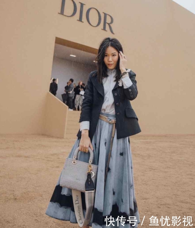  #四件#原来一件外套可以配四件裙子？这一衣多穿一定要学会