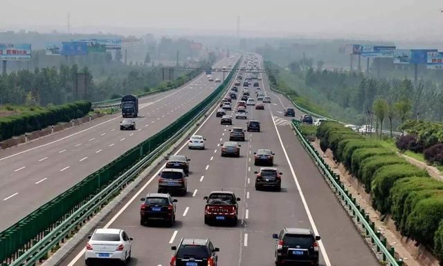  「车道」驾车开高速或快速路，选择哪条车道行驶更安全？很多新手不清楚
