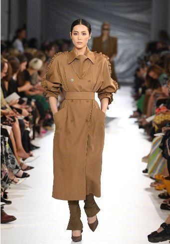 米兰时装周，大表姐刘雯这件驼色风衣气场太强大了，媲美欧美超模