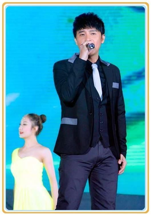 陈志朋衣品回归！一身黑色风衣帅气逼人，但网友注意力都在他包上